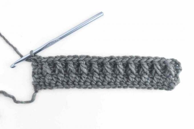 Um padrão de linha de crochê de ponto alpino