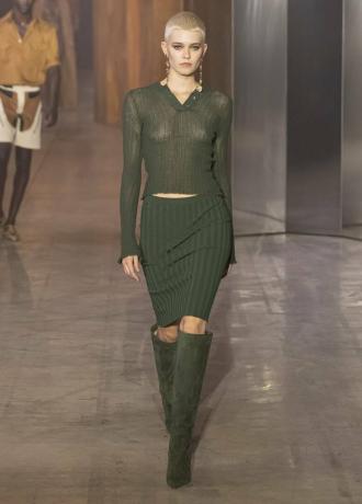 מגמות אופנה אביב קיץ 2023: באלי מציגה את חצאית הברך עם מגפיים תואמים עבור SS23