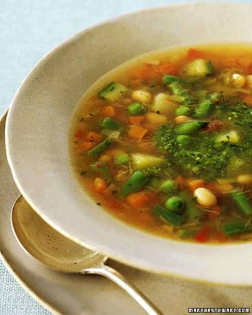 Pavasarinė daržovių sriuba su pesto