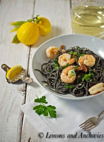 Спагетти с чернилами кальмара, креветками и маслом белого трюфеля