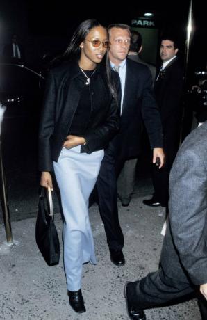 Nejlepší podzimní outfity 90. let: Naomi Campbell nosí maxi sukni a černé sako
