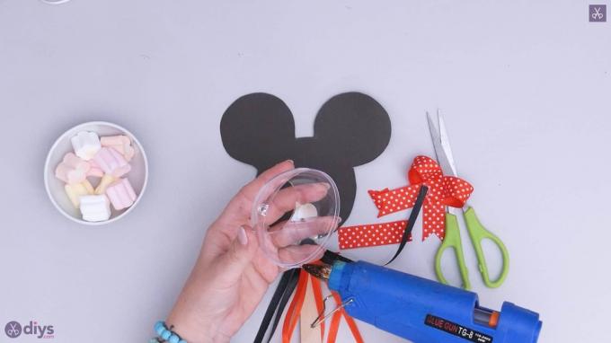 Suportul de bomboane DIY Minnie Mouse pasul 6a