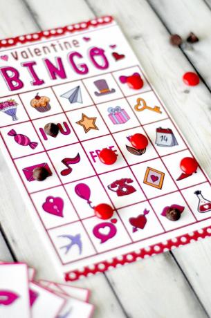 Valentine bingo kaart punaste kommidega
