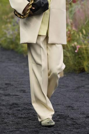 מגמות אופנה של אביב קיץ 2023: ג'יל סנדר תמיד מספקת כשזה מגיע למכנסיים מחויטים