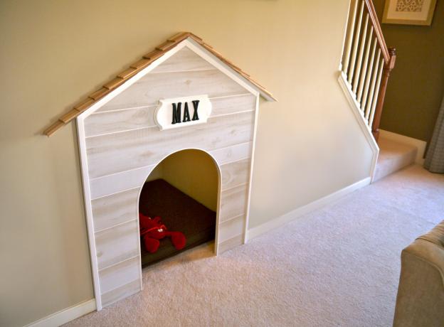 Собачья будка под лестницей