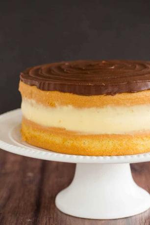 Boston Cream Pie Cake oder Vanillekuchen mit Schokoladenglasur und hausgemachter Gebäckcremefüllung