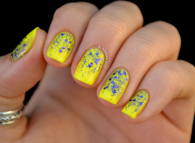 Zářivě žlutá s modrými třpytivými nehtovými lůžky