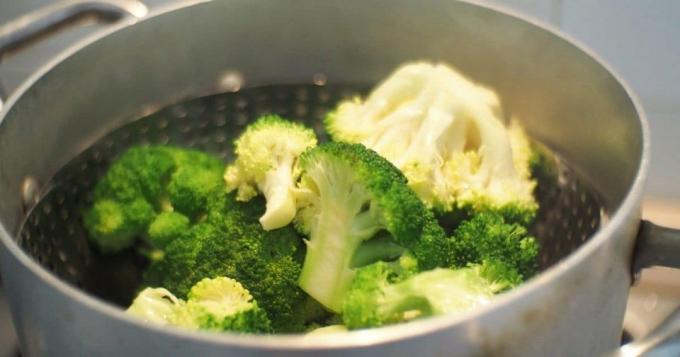 Kukus brokoli sebelum dibekukan.