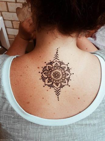 Mandala tatuaje de henna en la parte superior de la espalda