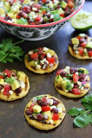 Bulat polenta panggang dengan salsa kacang hitam