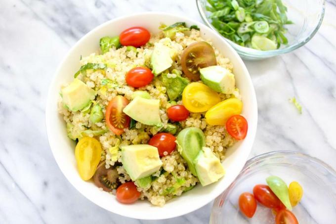 Herzhafte Quinoa-Frühstücksschüssel mit Kirschtomaten und Avocado