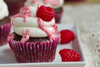 coklat-cupcakes-almond-buttercream-raspberry-glaze
