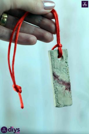 DIY betonový náhrdelník s třpytivou červenou šňůrkou