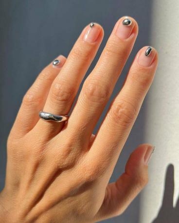 Tendencias de uñas 2023: uñas cromadas metalizadas