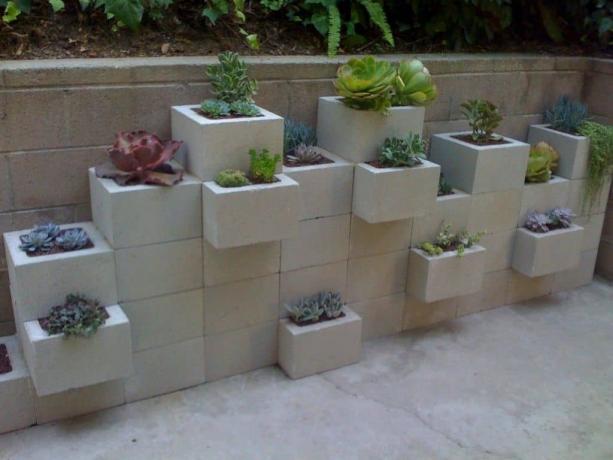 Costruisci un giardino con pareti di blocchi di cemento