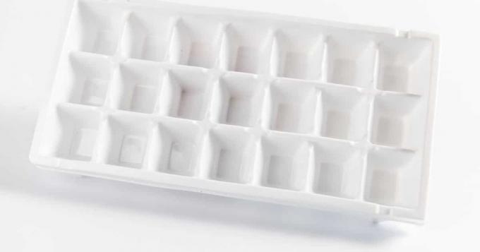 geschlagene Eier in Eiswürfelform einfrieren
