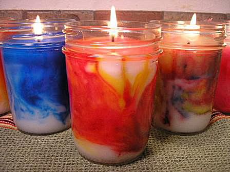 vířící svíčky v nádobách zapálené