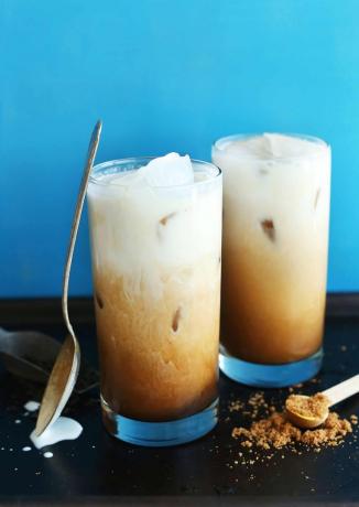 Veganski tajski ledeni čaj iz kokosa