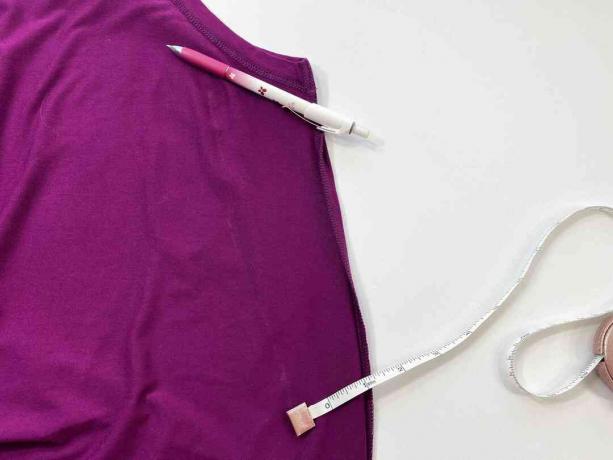 Fialové šaty, značkovací nástroj a meranie na páske