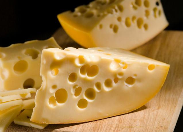 스위스 치즈를 얼리는 방법