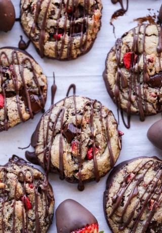 Чоколадни колачићи са чоколадом умочени у јагоде