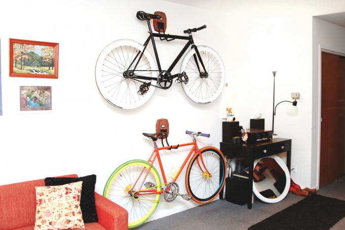 Na parede de armazenamento de bicicletas faça você mesmo