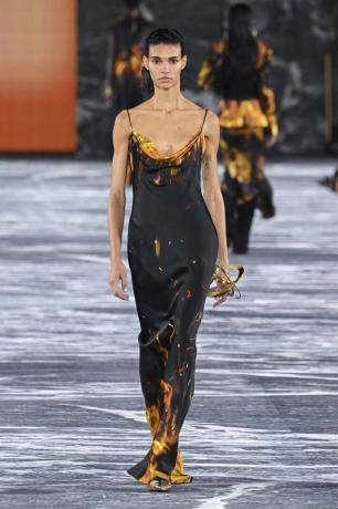 מגמות אופנה של אביב קיץ 2023: שמלת ההלבשה הזו בעלת גוון להבה של Balmain היא הדוגמה המושלמת לבגדי ערב אינדי מוגבהים