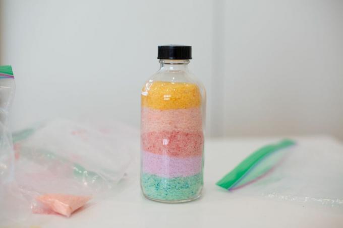 Vrstvené barevné koupelové soli