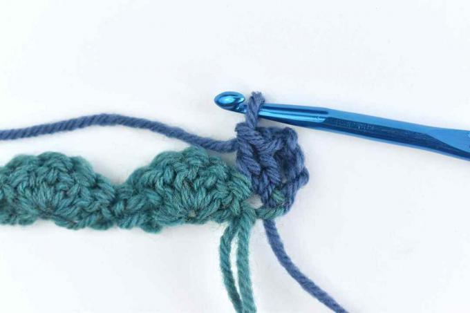 두 개의 이중 크로 셰 뜨개질을 같은 사슬로 만드십시오.