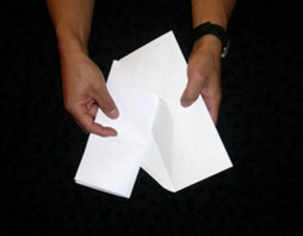 Legge papir i konvolutten