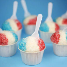 Rode, witte en blauwe faux sneeuwkegel cupcakes