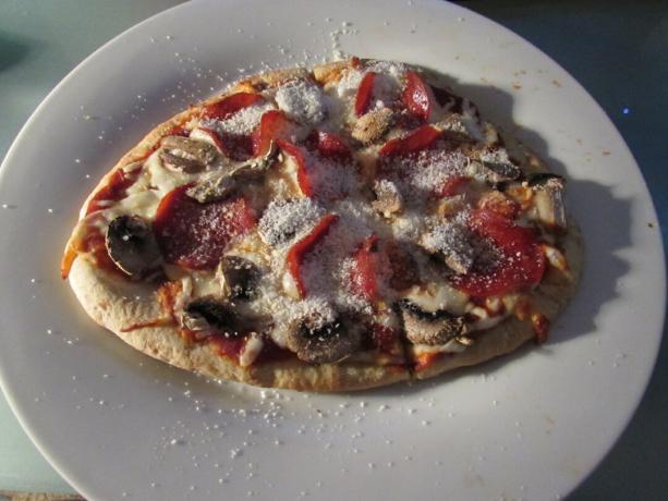 Pepperoni en champignon naan brood pizza