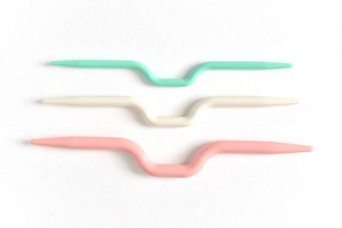 Tres tamaños de agujas de tejer cable con una curva en el medio