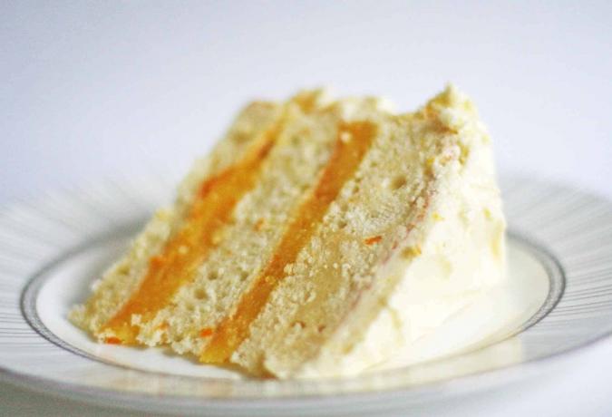 Troslojna bela torta z oranžnim nadevom iz skute