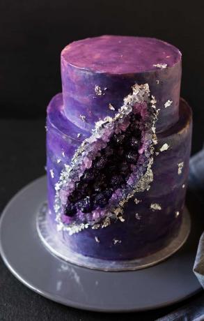 Fialový geode dort s galaxií