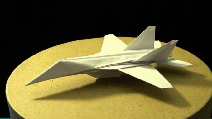 Origami f 18 horzelvliegtuig