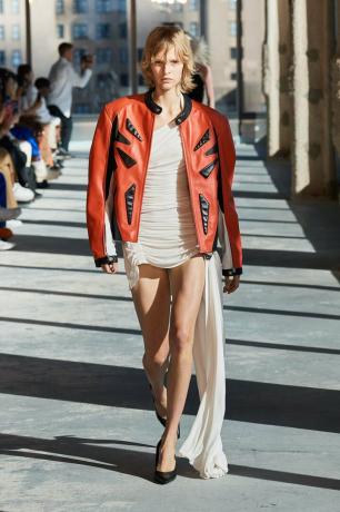 מגמות אופנה אביב קיץ 2023: מעיל מוטוקרוס אדום עם פאנל ניגודיות ב-Dion Lee