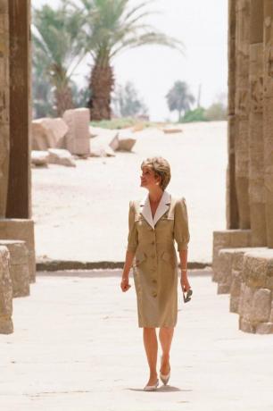Abiti per le vacanze della principessa Diana: in un abito midi beige con bottoni in Egitto