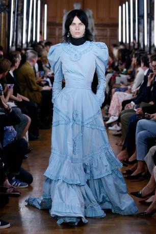 Modetrends Frühjahr/Sommer 2019: Erdems kornblumenblaues Victoriana-Kleid