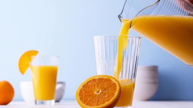 gunakan jus jeruk beku untuk minum