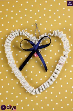DIY svatební výzdoba srdce luk