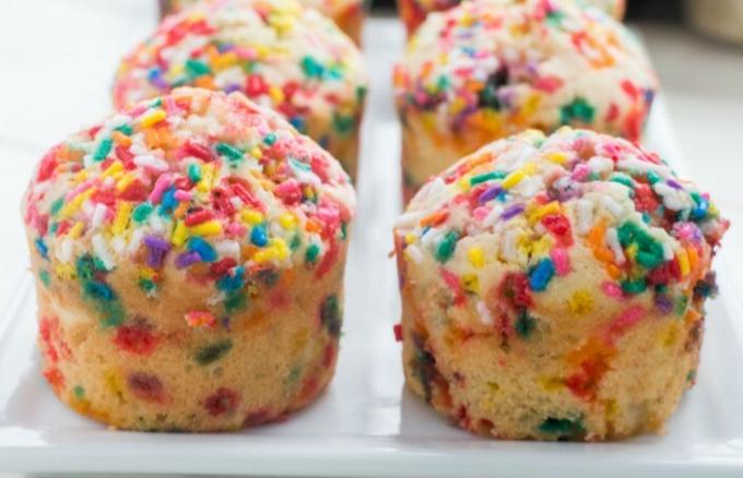 Muffins moelleux au gâteau d'anniversaire