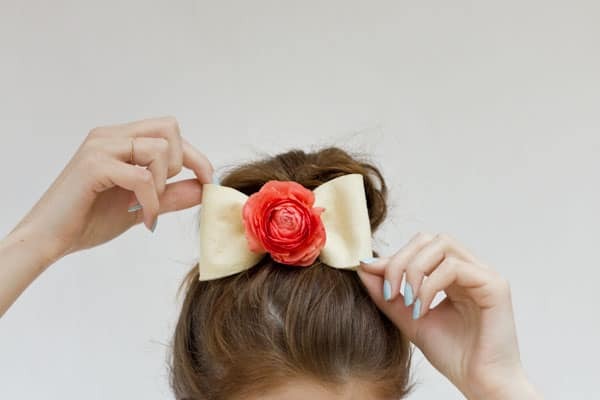 DIY Haarschleife mit frischen Blumen