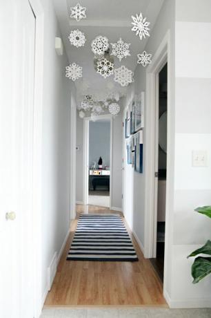 flocons de neige en papier suspendus dans un couloir