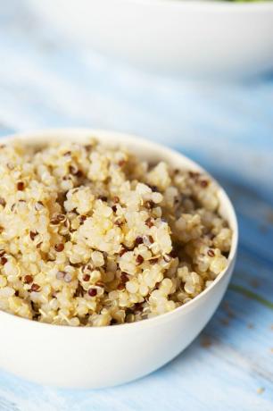 Hoe gekookte quinoa te ontdooien?