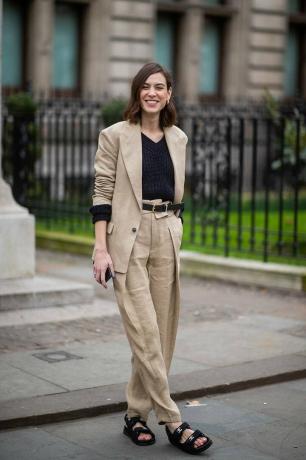 Alexa Chung en tailleur pantalon beige H&M
