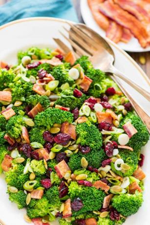 Salad cranberry brokoli