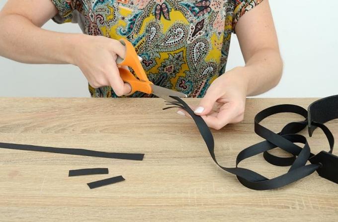 DIY kožený zaväzovací opasok vytvára strapce