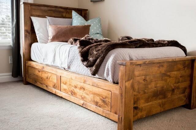 Rustikaalne puidust kahe voodiga voodiraam