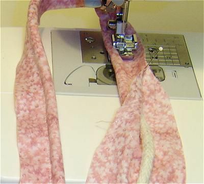 o tecido sendo costurado para cobrir o cordão e o cordão coberto